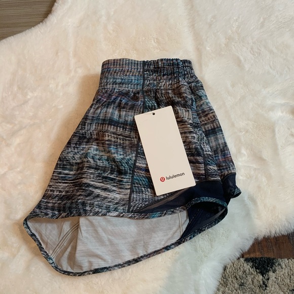 Lululemon Hotty Hot Short II 4” size 6 - Picture 6 of 6
